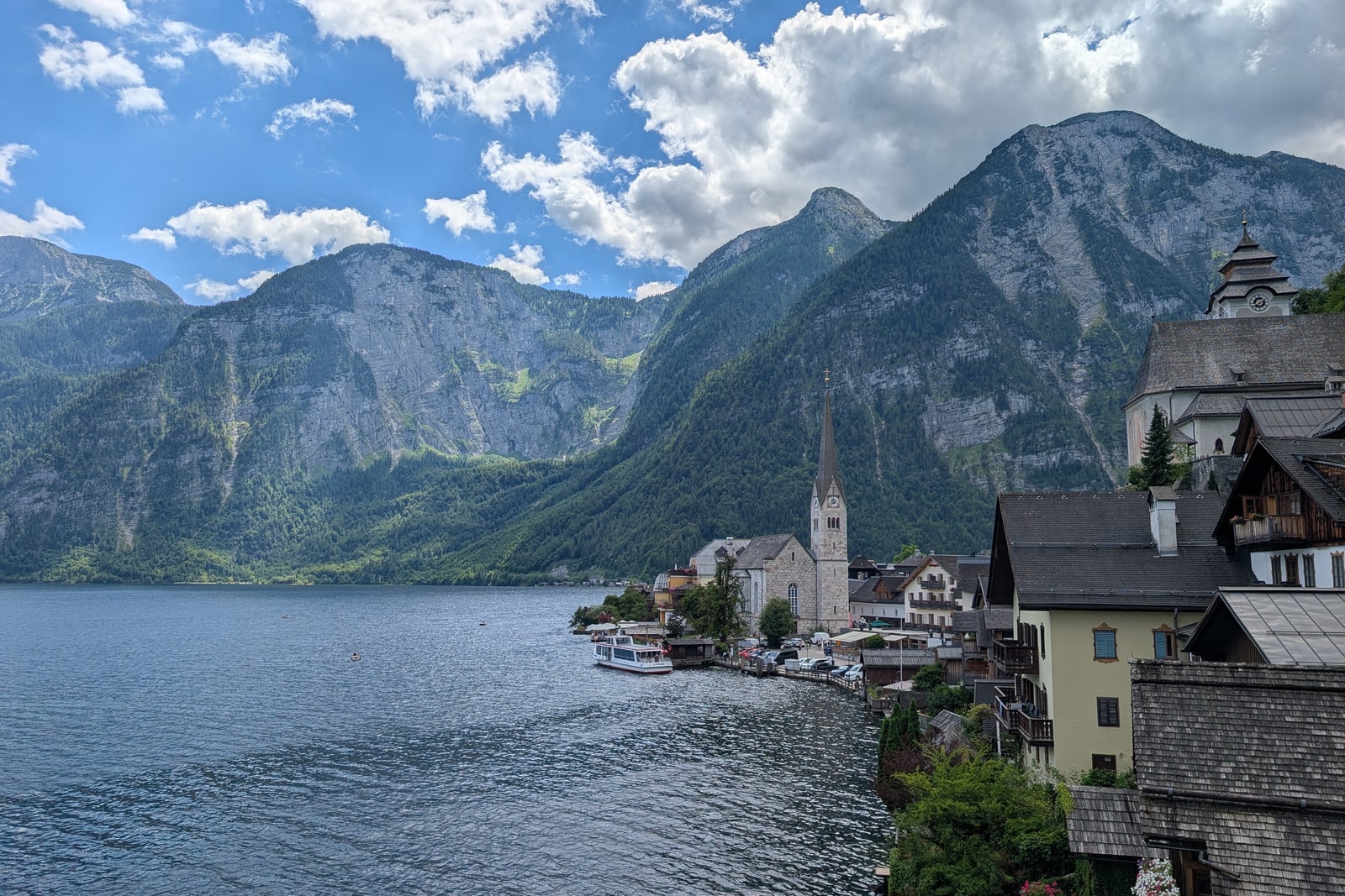 Hallstatts Kirchturm und Häuser zwischen Hallstätter See und den steilen Bergen