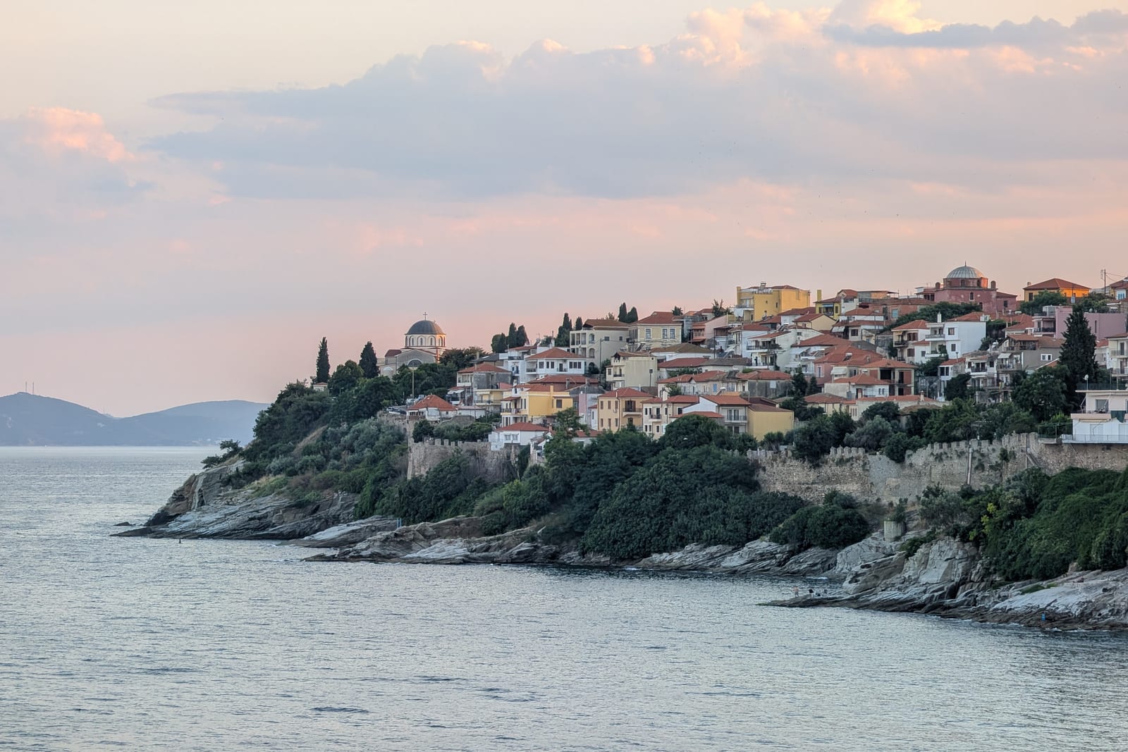 Blick auf Panagia und die Altstadt von Kavala am Meer im Abendlicht