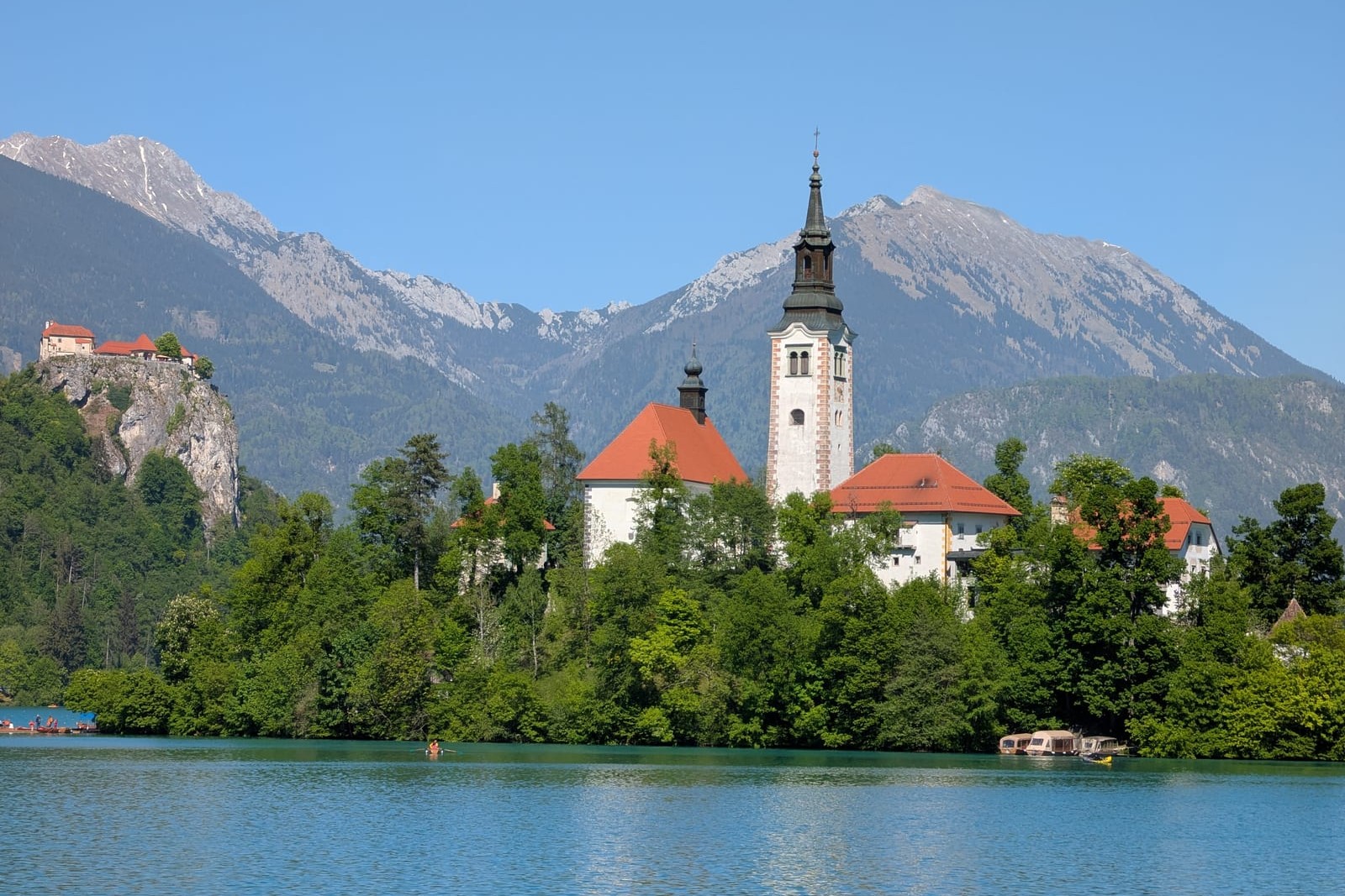 Blick auf den Bledsee mit Insel, Burg und Bergen in Slowenien