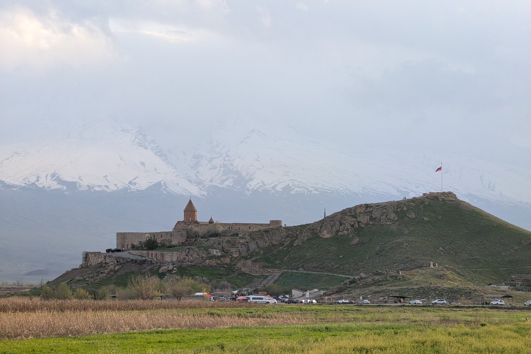Das Kloster Khor Virap mit der imposanten Kulisse des schnee- und wolkenbedeckten Mount Ararat