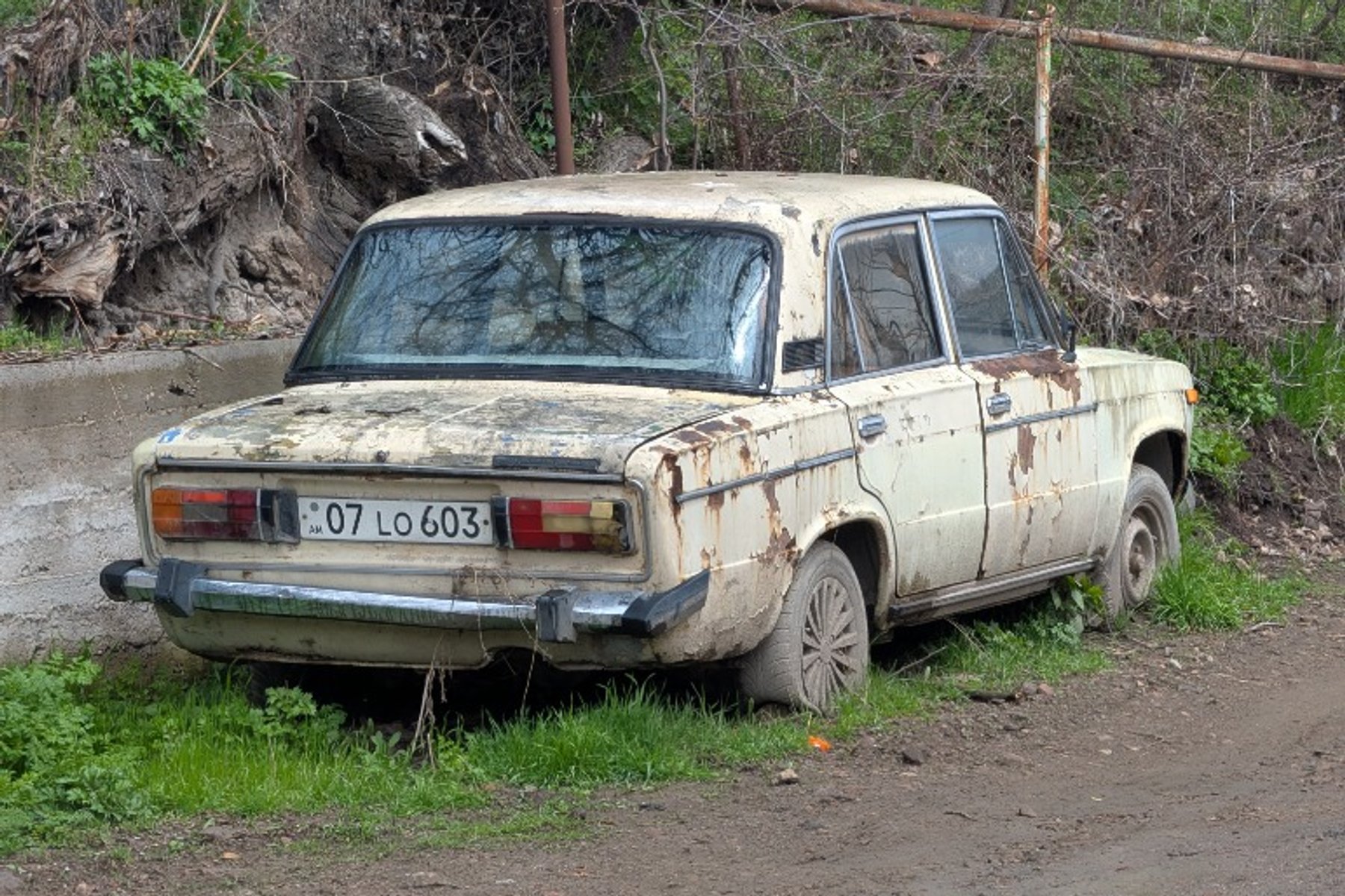 Ein alter sowjetischer Lada am Straßenrand