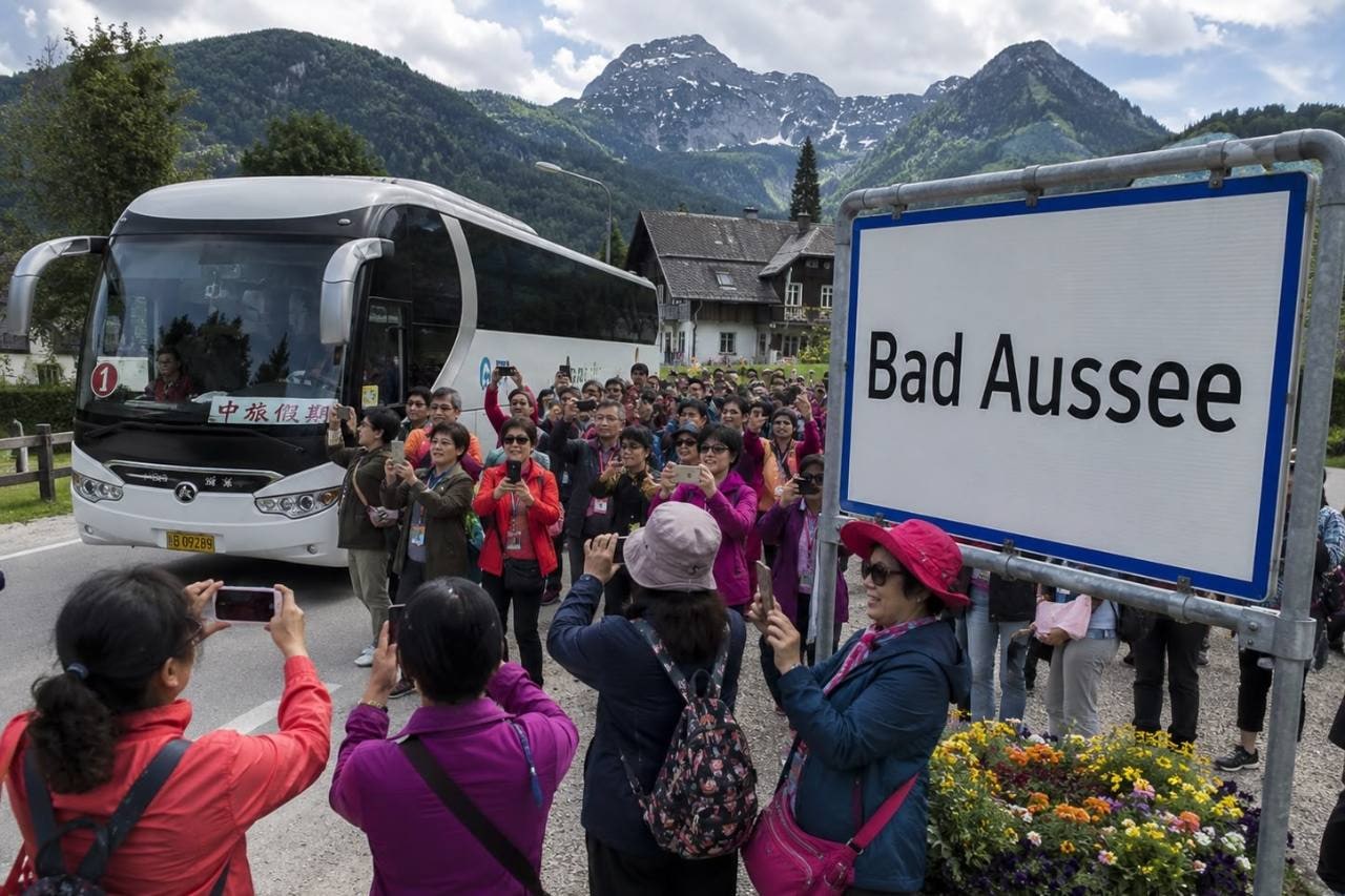 KI-generierte Satire mit Reisebus und dichter Touristengruppe vor einem übergroßen Schild Bad Aussee