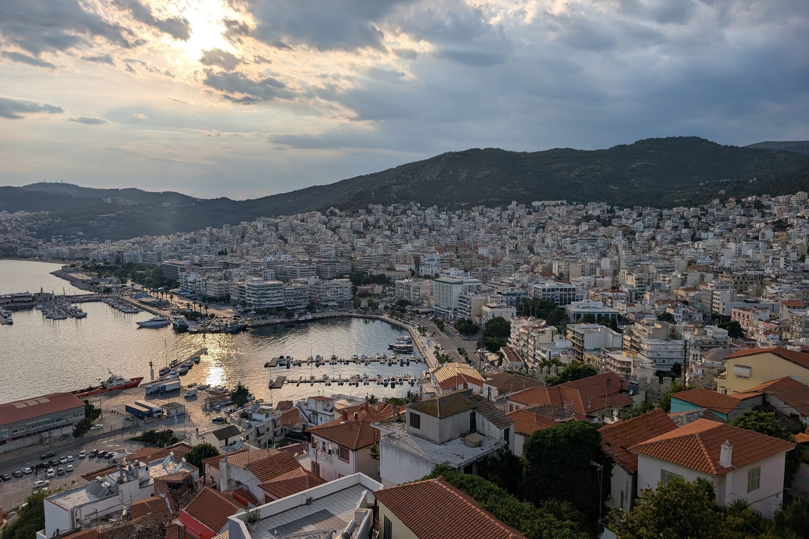 Blick vom Burgberg über den Hafen und die dicht an den Hang gebaute Stadt Kavala