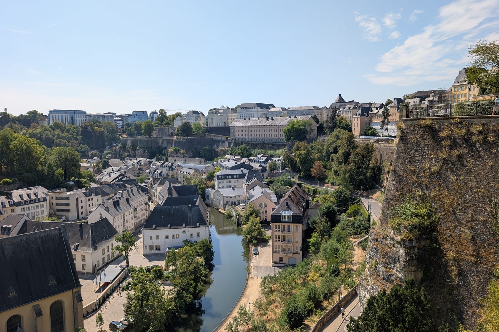 Blick von der Oberstadt über die steilen Felsen, Dächer und das grüne Tal des Luxemburger Stadtteils Grund