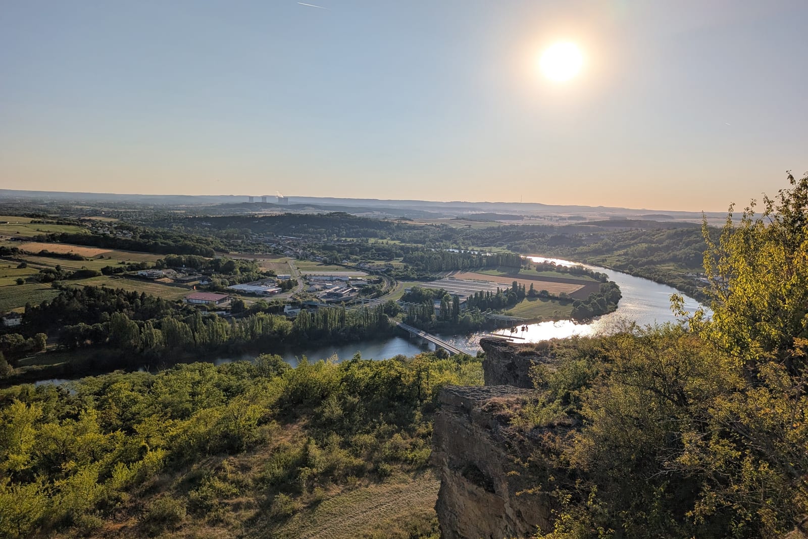 Weiter Blick vom Strombierg über eine Moselschleife, Felder und Wälder; am Horizont die Kühltürme von Cattenom